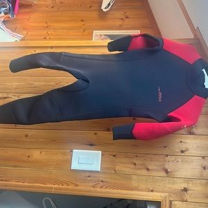 Red/black 4T neoprene wetsuit